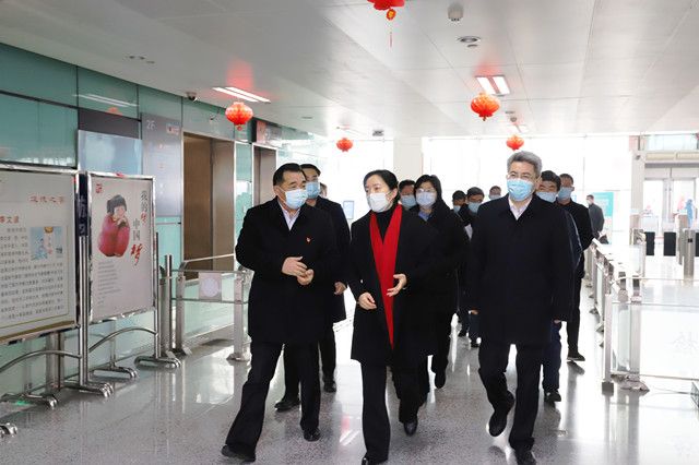 市領(lǐng)導(dǎo)至車站走訪慰問和疫情防控、保供應(yīng)保安全保暢通工作督查